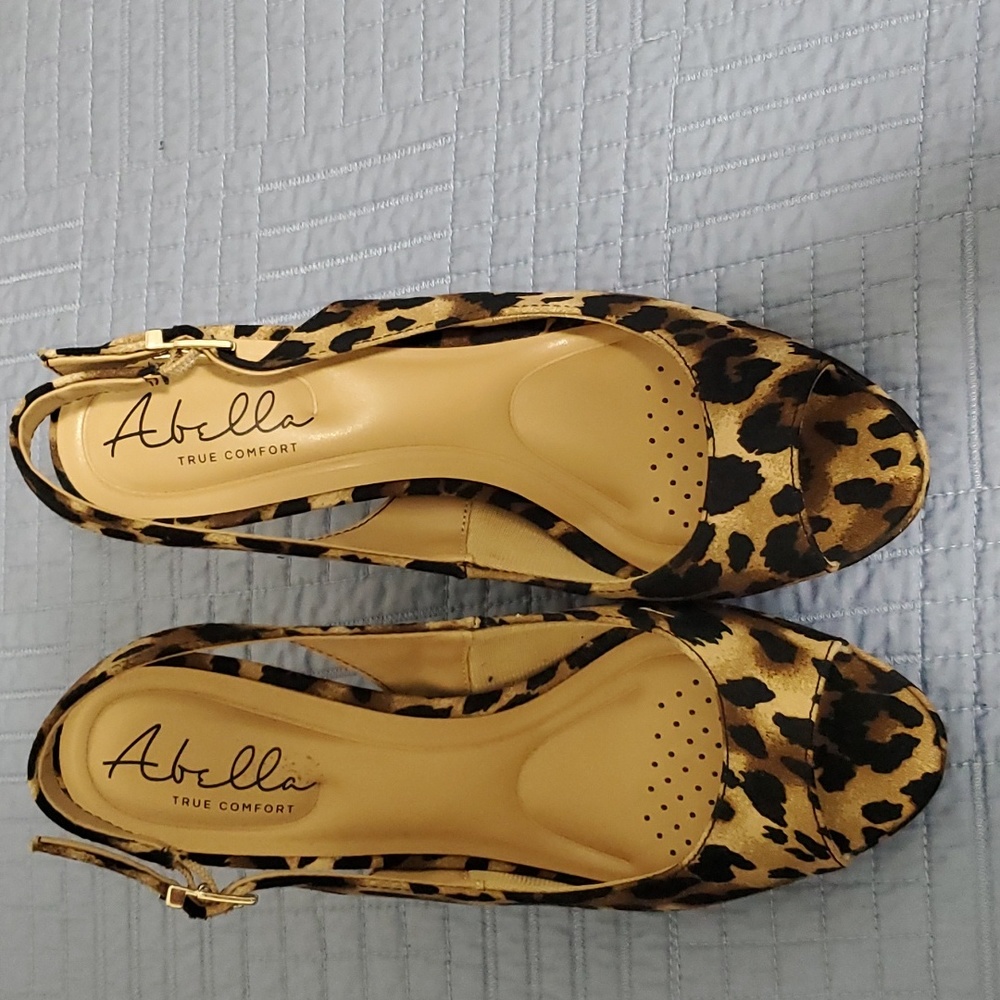 Shoe's - Picture 2 of 7